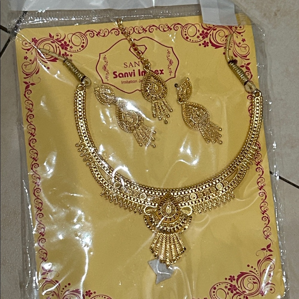 Gold Necklace and Earring Set (Imitation Jewelry)